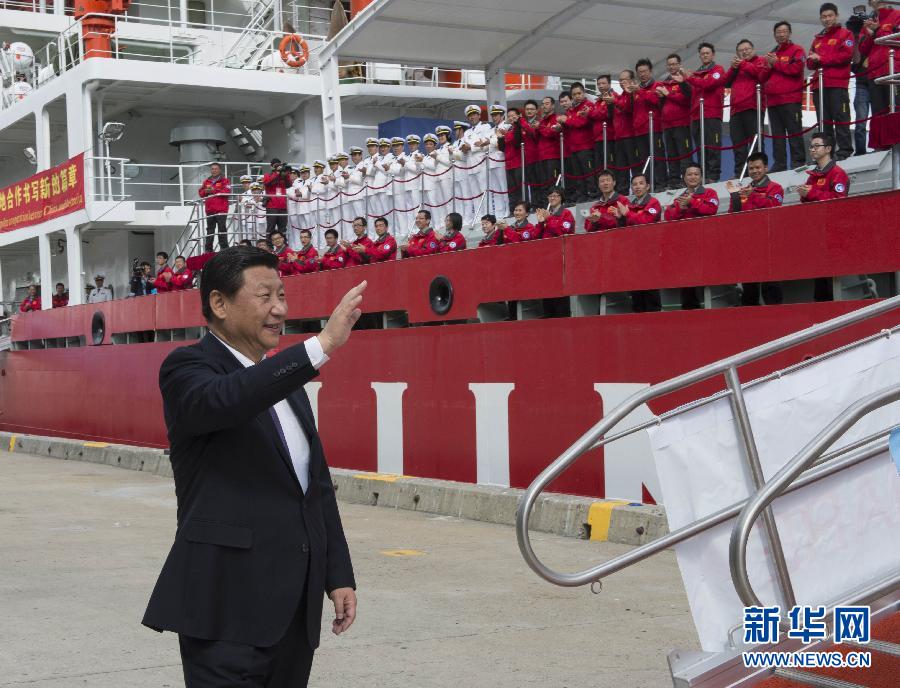 11月18日，正在澳大利亞塔斯馬尼亞州首府霍巴特訪問的中國國家主席習近平在澳大利亞總理阿博特陪同下參觀南極科考項目并慰問兩國科考人員。這是習近平在霍巴特港看望正在這里補給的“雪龍”號全體科考人員。新華社記者李學仁攝 