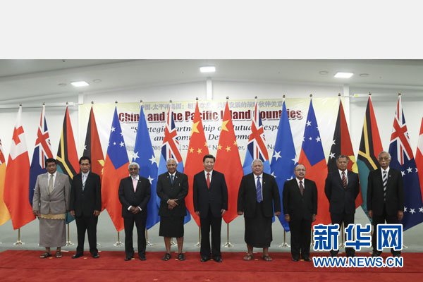 11月22日，國家主席習(xí)近平在楠迪同斐濟總理姆拜尼馬拉馬、密克羅尼西亞聯(lián)邦總統(tǒng)莫里、薩摩亞總理圖伊拉埃帕、巴布亞新幾內(nèi)亞總理奧尼爾、瓦努阿圖總理納圖曼、庫克群島總理普納、湯加首相圖伊瓦卡諾、紐?？偫硭忍窖髰u國領(lǐng)導(dǎo)人舉行集體會晤。姚大偉攝