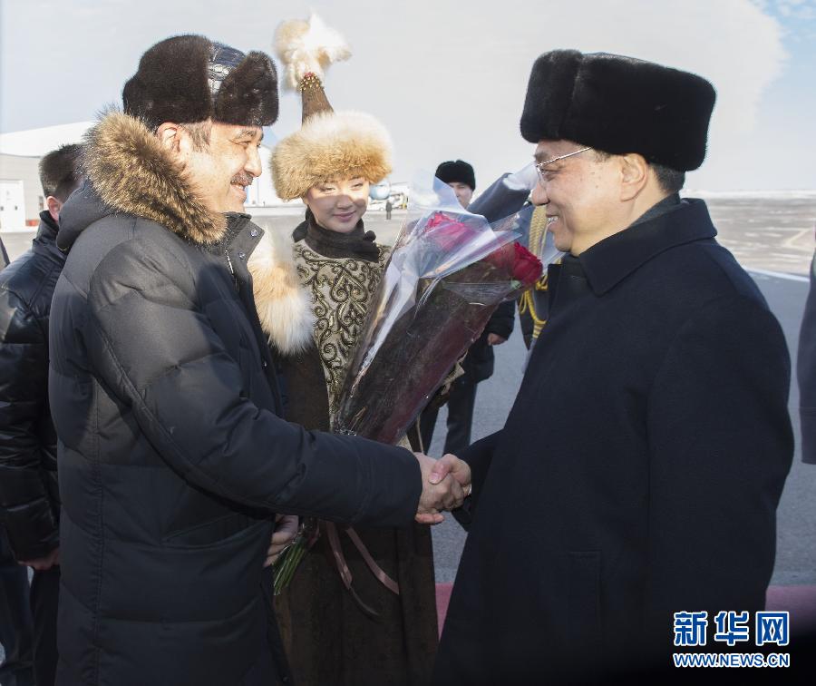 12月14日，應(yīng)哈薩克斯坦共和國總理馬西莫夫邀請，國務(wù)院總理李克強乘專機抵達阿斯塔納國際機場，開始對哈薩克斯坦進行正式訪問，舉行中哈總理第二次定期會晤，并出席上海合作組織成員國政府首腦理事會第十三次會議。這是馬西莫夫到機場迎接李克強。新華社記者 黃敬文 攝