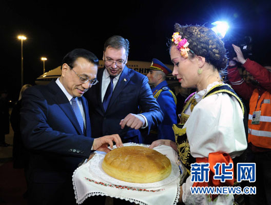12月15日，國務(wù)院總理李克強(qiáng)抵達(dá)貝爾格萊德，出席中國－中東歐國家領(lǐng)導(dǎo)人會晤并正式訪問塞爾維亞，塞爾維亞總理武契奇到機(jī)場迎接。新華社記者 饒愛民 攝