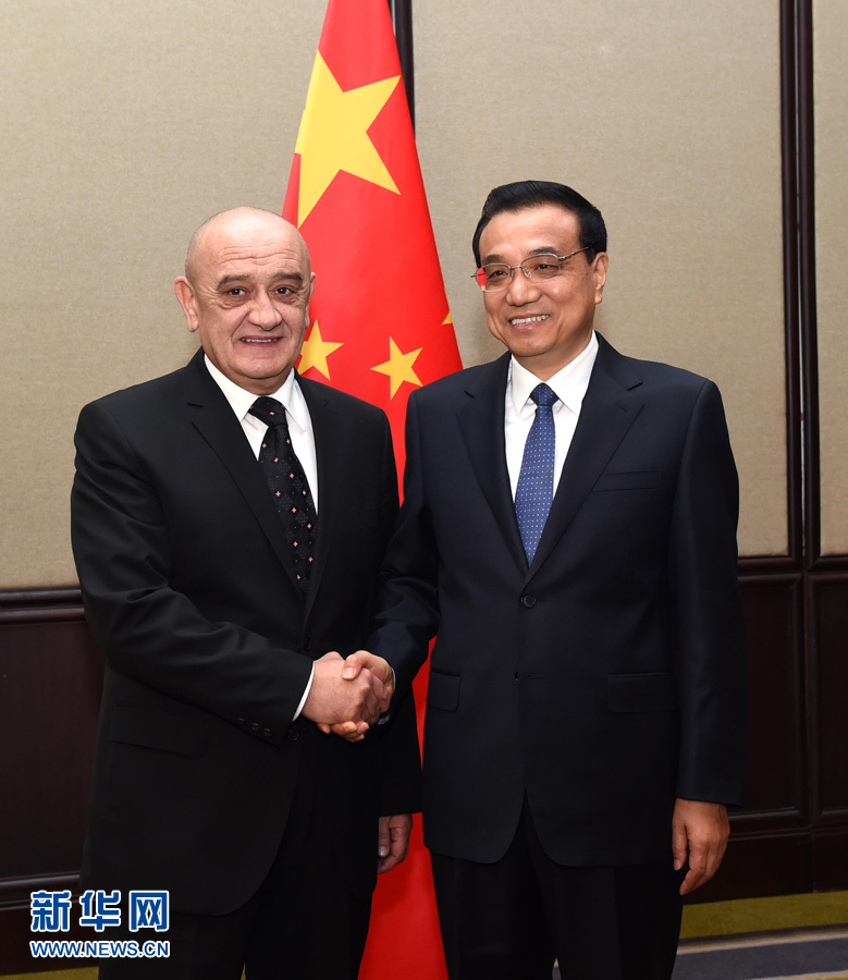12月16日，中國(guó)國(guó)務(wù)院總理李克強(qiáng)在貝爾格萊德會(huì)見(jiàn)波黑部長(zhǎng)會(huì)議主席貝萬(wàn)達(dá)。 新華社記者 饒愛(ài)民 攝 