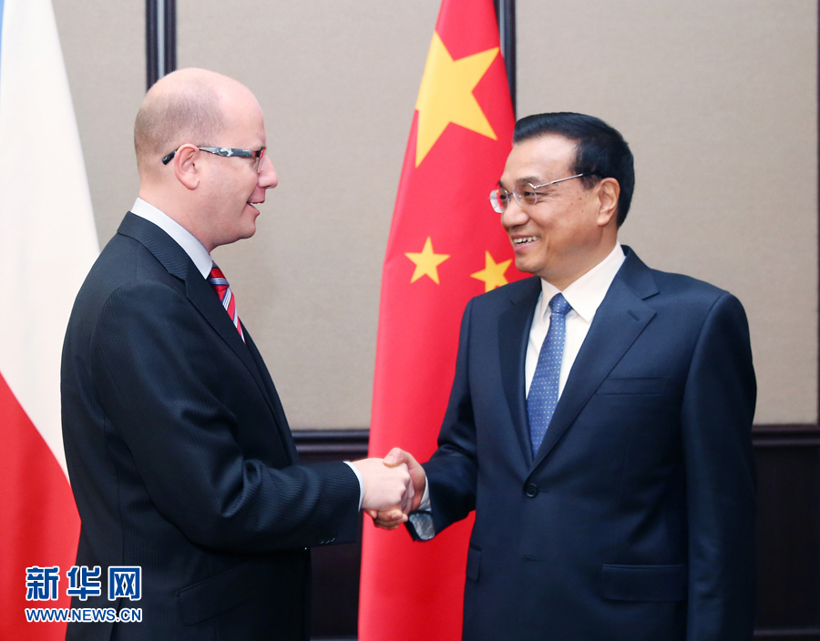 12月16日，中國國務(wù)院總理李克強在貝爾格萊德會見捷克總理索博特卡。 新華社記者姚大偉攝 