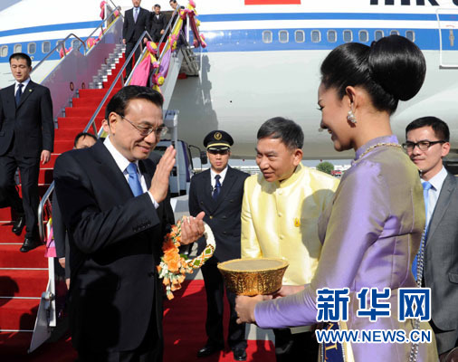 12月19日，中國國務(wù)院總理李克強(qiáng)抵達(dá)曼谷，出席大湄公河次區(qū)域經(jīng)濟(jì)合作領(lǐng)導(dǎo)人第五次會議。新華社記者饒愛民攝
