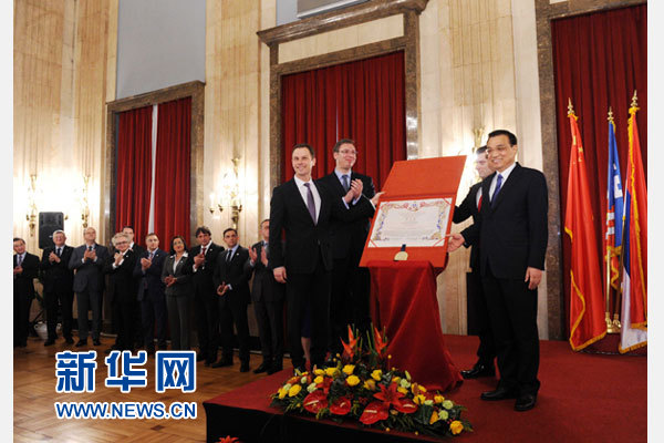 12月18日，中國(guó)國(guó)務(wù)院總理李克強(qiáng)在貝爾格萊德市政廳接受“貝爾格萊德榮譽(yù)市民”證書，塞爾維亞總理武契奇陪同出席。隨后，李克強(qiáng)同塞各界知名人士親切會(huì)見并互動(dòng)交流。新華社記者 饒愛民 攝