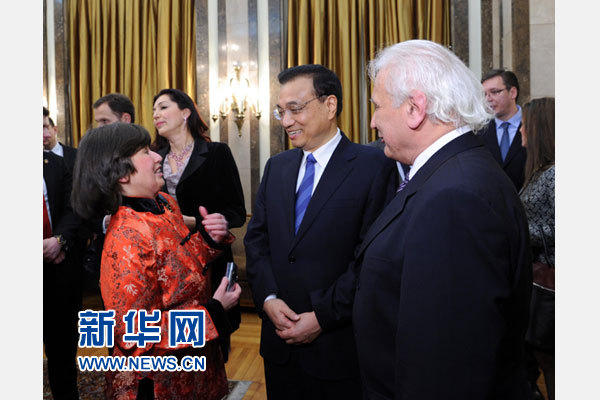 12月18日，中國(guó)國(guó)務(wù)院總理李克強(qiáng)在貝爾格萊德市政廳接受“貝爾格萊德榮譽(yù)市民”證書，塞爾維亞總理武契奇陪同出席。隨后，李克強(qiáng)同塞各界知名人士親切會(huì)見并互動(dòng)交流。這是李克強(qiáng)同漢學(xué)家波普—采尼奇夫婦親切交談。新華社記者 饒愛民 攝