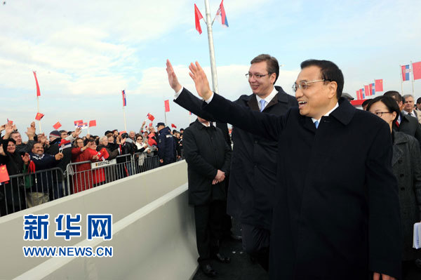 12月18日，中國國務(wù)院總理李克強在貝爾格萊德同塞爾維亞總理武契奇共同出席貝爾格萊德跨多瑙河大橋竣工儀式。這是李克強與武契奇在儀式現(xiàn)場向塞爾維亞群眾揮手致意。新華社記者 饒愛民 攝