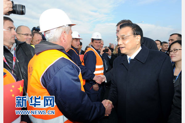 12月18日，中國國務(wù)院總理李克強在貝爾格萊德同塞爾維亞總理武契奇共同出席貝爾格萊德跨多瑙河大橋竣工儀式。這是李克強同大橋建設(shè)者親切交流。新華社記者 饒愛民 攝
