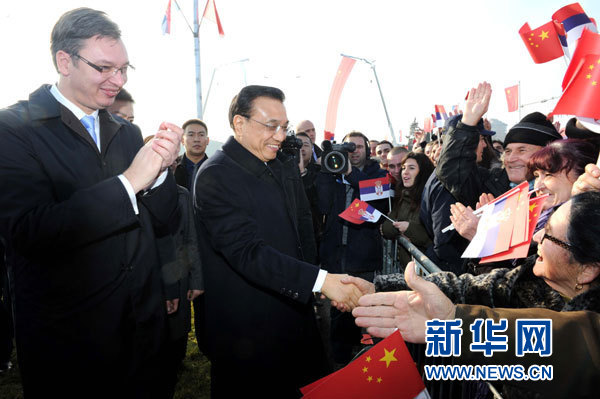12月18日，中國國務(wù)院總理李克強在貝爾格萊德同塞爾維亞總理武契奇共同出席貝爾格萊德跨多瑙河大橋竣工儀式。這是李克強在儀式現(xiàn)場同塞爾維亞群眾親切握手。新華社記者 饒愛民 攝