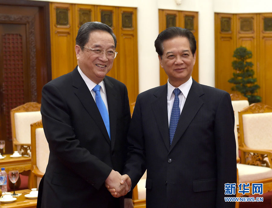 12月25日至27日，中共中央政治局常委、全國政協(xié)主席俞正聲對越南進行正式訪問。這是12月26日，俞正聲在河內會見越南政府總理阮晉勇。 新華社記者馬占成攝