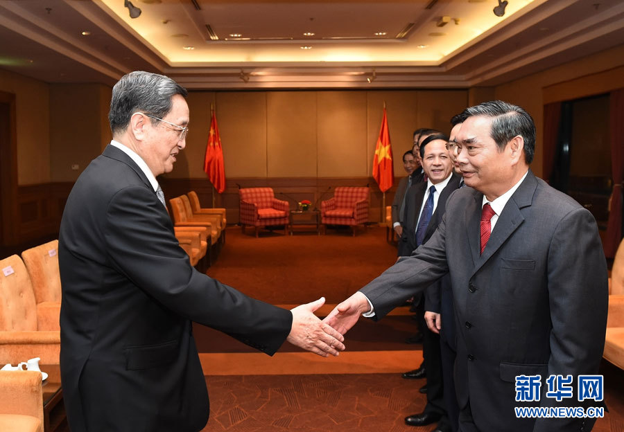 12月25日至27日，中共中央政治局常委、全國政協(xié)主席俞正聲對越南進行正式訪問。這是12月25日，俞正聲在河內會見越共中央書記處常務書記黎鴻英。 新華社記者劉建生攝