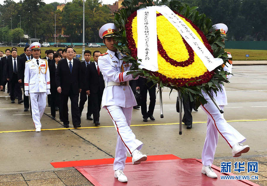 12月25日至27日，中共中央政治局常委、全國政協(xié)主席俞正聲對越南進行正式訪問。 這是12月27日，俞正聲在河內瞻仰胡志明主席陵。新華社記者劉建生攝