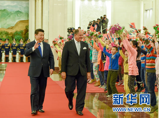 1月6日，國(guó)家主席習(xí)近平在北京人民大會(huì)堂同哥斯達(dá)黎加總統(tǒng)索利斯舉行會(huì)談。這是會(huì)談前，習(xí)近平在人民大會(huì)堂北大廳為索利斯舉行歡迎儀式。新華社記者 李學(xué)仁 攝