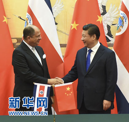 1月6日，中國(guó)國(guó)家主席習(xí)近平在北京人民大會(huì)堂同哥斯達(dá)黎加總統(tǒng)索利斯舉行會(huì)談。這是習(xí)近平與索利斯在簽字儀式后握手。 新華社記者 張鐸 攝