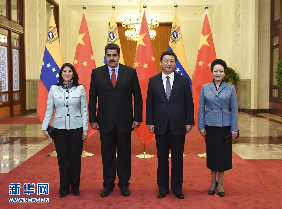 1月7日，國(guó)家主席習(xí)近平在北京人民大會(huì)堂會(huì)見(jiàn)委內(nèi)瑞拉總統(tǒng)馬杜羅。這是會(huì)見(jiàn)前，習(xí)近平和夫人彭麗媛同馬杜羅夫婦合影。 新華社記者 張鐸 攝