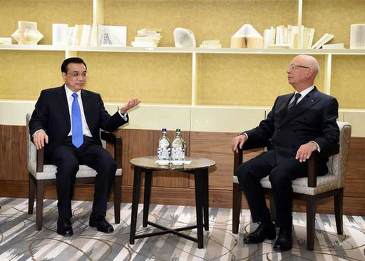 施瓦布第一時間歡迎李克強(qiáng)抵達(dá)達(dá)沃斯