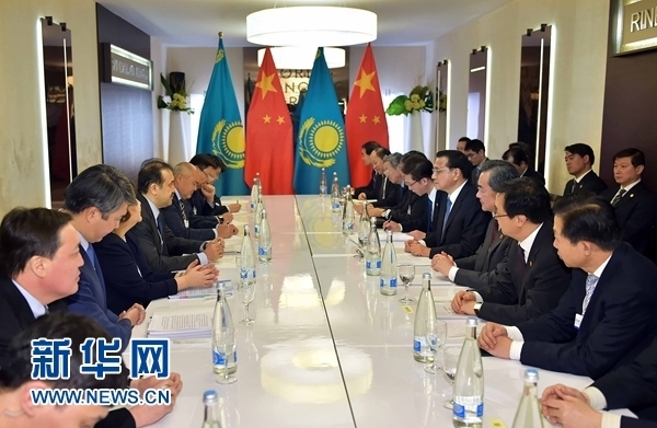 1月21日，中國國務院總理李克強在瑞士達沃斯會見哈薩克斯坦總理馬西莫夫。 新華社記者 李濤 攝