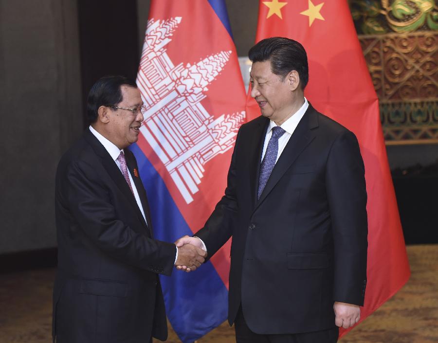 4月23日，國家主席習近平在雅加達會見柬埔寨首相洪森。新華社記者張鐸攝 