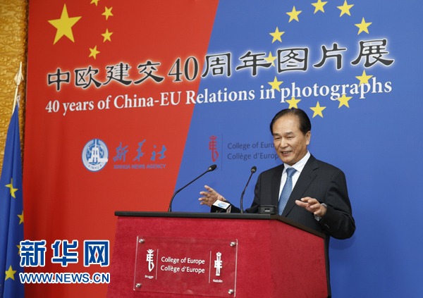5月18日，正在比利時訪問的新華社社長蔡名照在比利時布魯日歐洲學(xué)院舉行的“中歐建交40周年圖片展”開幕式上致辭。在中歐建交40周年之際，由新華社、歐洲學(xué)院主辦的“中歐建交40周年圖片展”18日在位于比利時布魯日的歐洲學(xué)院開幕。 新華社記者葉平凡攝 