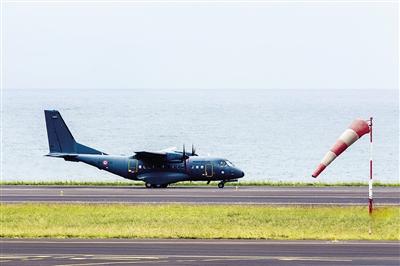 7日，法屬留尼汪島，法國軍事運(yùn)輸機(jī)沿海岸搜尋MH370殘骸。
