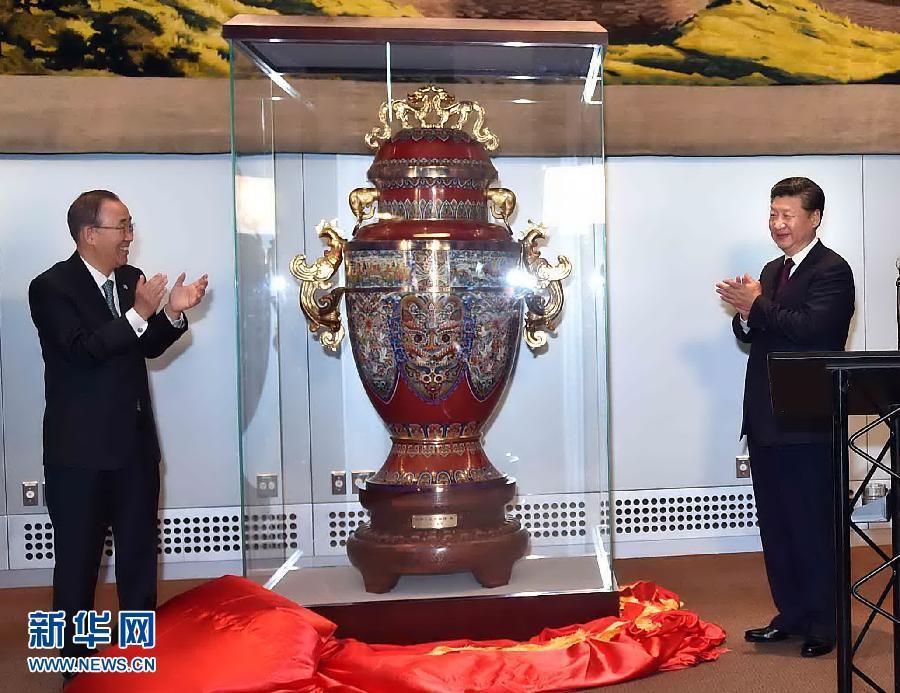 9月27日，國家主席習近平在紐約出席中國向聯(lián)合國贈送“和平尊”儀式。聯(lián)合國秘書長潘基文出席。 新華社記者 李濤 攝 