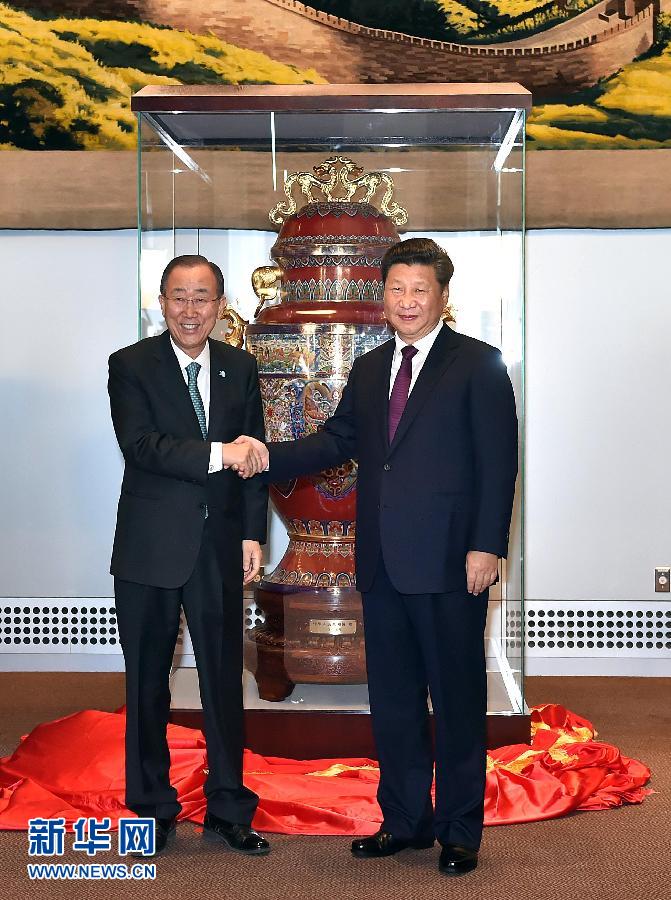  9月27日，國家主席習近平在紐約出席中國向聯(lián)合國贈送“和平尊”儀式。聯(lián)合國秘書長潘基文出席。 新華社記者 李濤 攝 