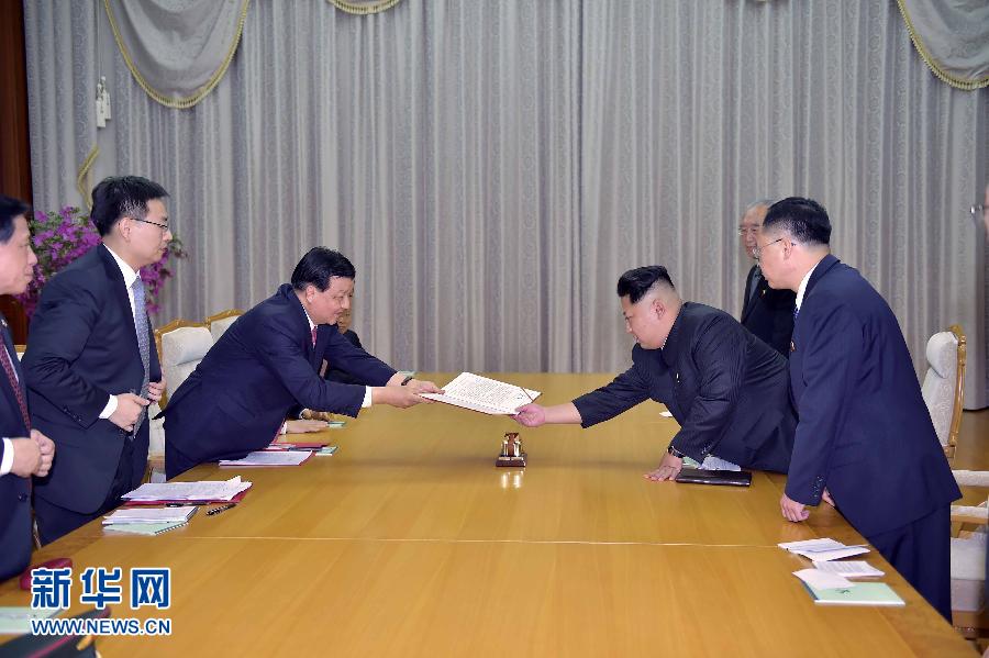 10月9日，中共中央政治局常委、中央書記處書記劉云山在平壤百花園迎賓館會見朝鮮勞動黨第一書記金正恩。這是劉云山向金正恩轉(zhuǎn)交習(xí)近平總書記的親署函。新華社記者 李濤 攝