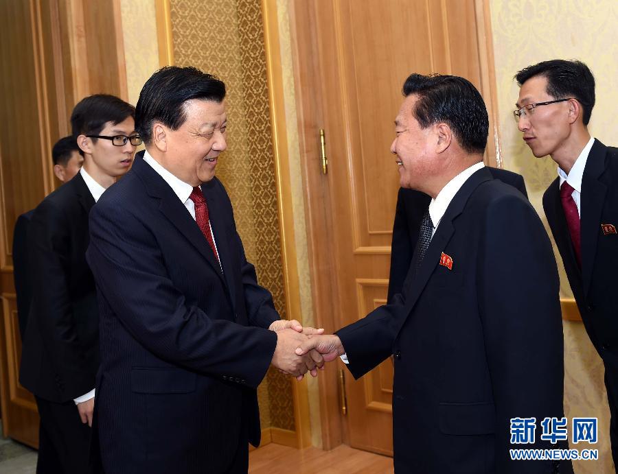 10月9日，在朝鮮進(jìn)行正式友好訪問的中共中央政治局常委、中央書記處書記劉云山與朝鮮勞動黨中央政治局委員、中央書記崔龍海舉行會談。新華社記者 饒愛民 攝