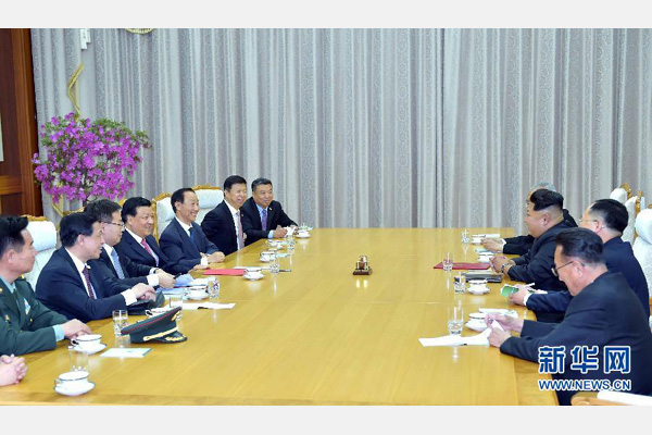 10月9日，中共中央政治局常委、中央書記處書記劉云山在平壤百花園迎賓館會見朝鮮勞動黨第一書記金正恩。 新華社記者 李濤 攝 