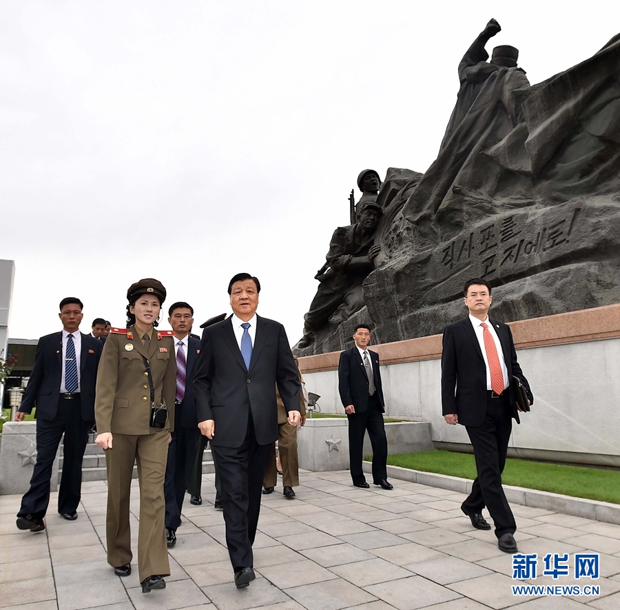 10月10日，正在朝鮮訪問的中共中央政治局常委、中央書記處書記劉云山在平壤參觀朝鮮祖國解放戰(zhàn)爭勝利紀(jì)念館。 新華社記者 李濤 攝