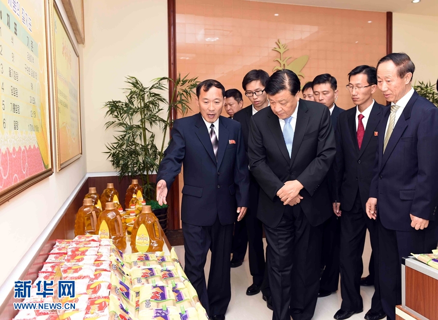 10月11日，中共中央政治局常委、中央書記處書記劉云山參觀考察平壤玉米加工廠。 新華社記者 饒愛民 攝