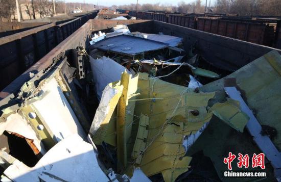 資料圖：烏克蘭頓涅茨克，MH17墜毀客機(jī)的殘骸裝上火車。圖片來源：CFP視覺中國