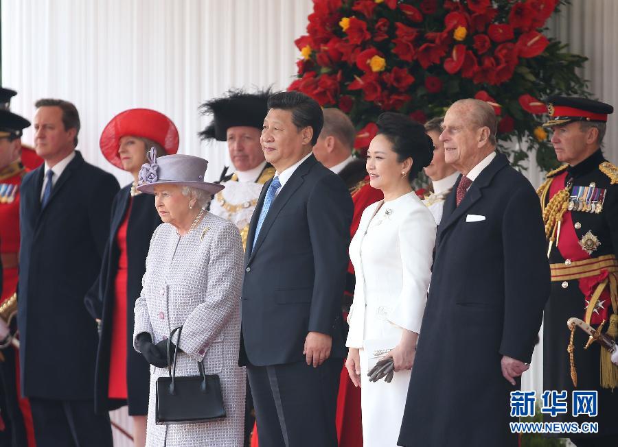 10月20日，對(duì)英國(guó)進(jìn)行國(guó)事訪問(wèn)的國(guó)家主席習(xí)近平出席英國(guó)女王伊麗莎白二世在倫敦騎兵檢閱場(chǎng)舉行的隆重歡迎儀式。 新華社記者 龐興雷 攝
