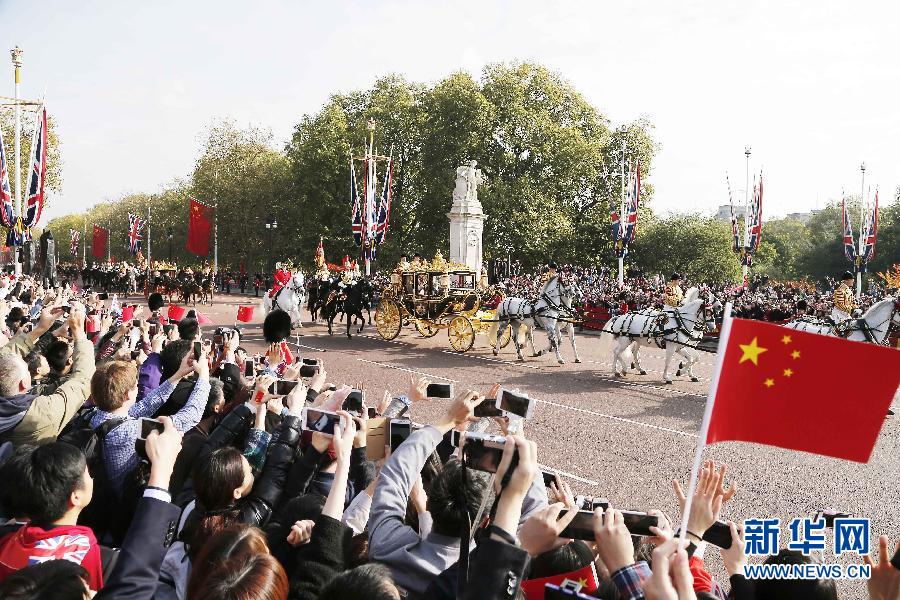 這是習(xí)近平和夫人彭麗媛在女王夫婦陪同下，乘坐皇家馬車(chē)前往白金漢宮下榻。新華社記者 周磊 攝