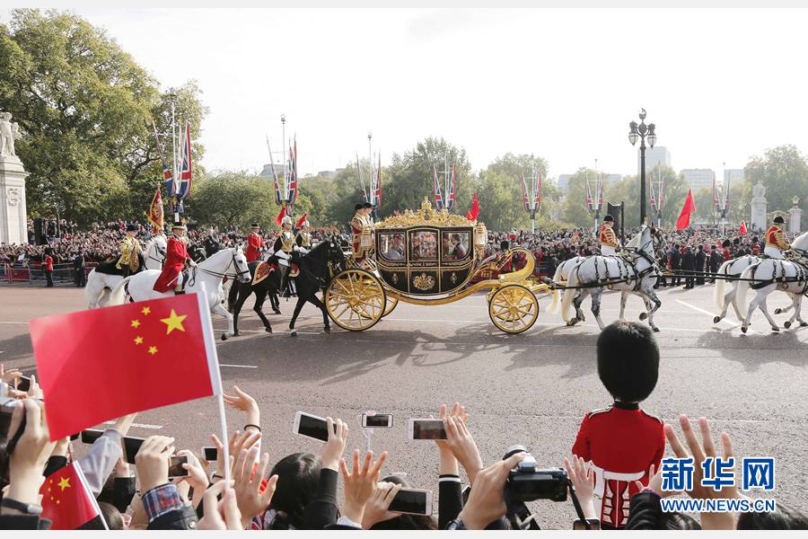 這是習(xí)近平和夫人彭麗媛在女王夫婦陪同下，乘坐皇家馬車(chē)前往白金漢宮下榻。新華社記者 周磊 攝