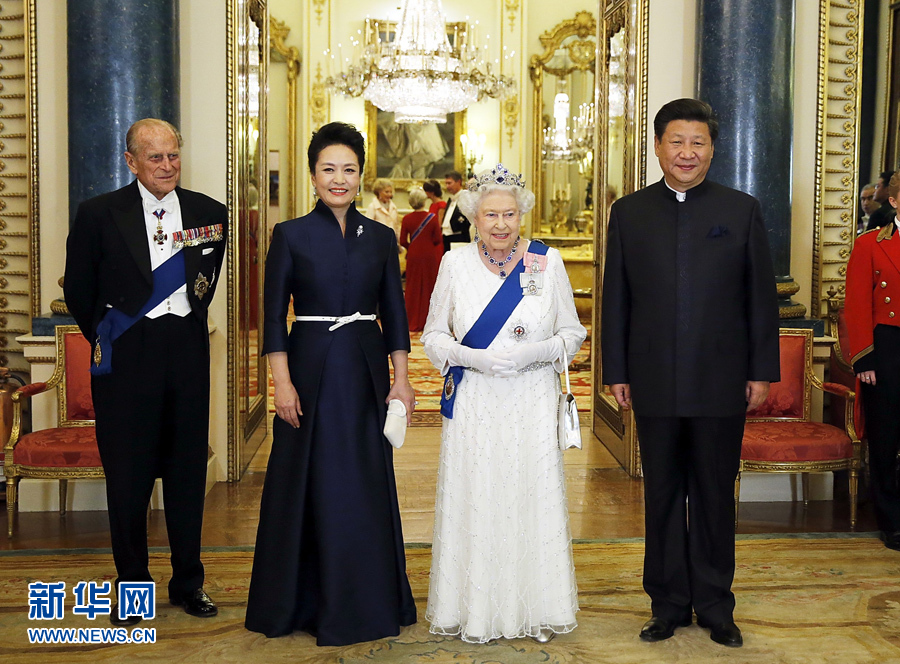 10月20日，國(guó)家主席習(xí)近平在倫敦白金漢宮出席英國(guó)女王伊麗莎白二世舉行的歡迎晚宴。 新華社記者 鞠鵬 攝