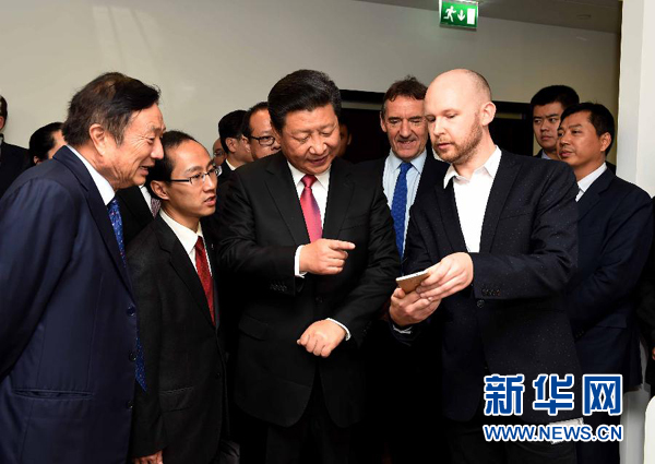 10月21日，國家主席習(xí)近平在倫敦參觀華為英國公司。 新華社記者 饒愛民 攝