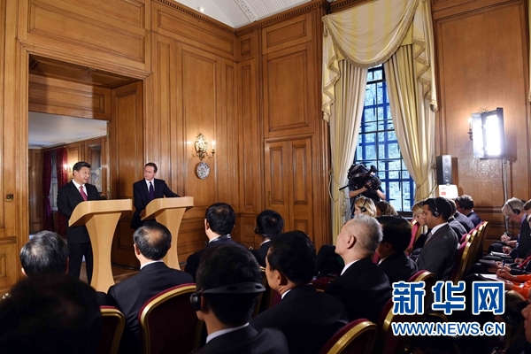 10月21日，國家主席習(xí)近平在倫敦唐寧街首相府同英國首相卡梅倫舉行會談。這是會談結(jié)束后，習(xí)近平和卡梅倫共同會見記者。 新華社記者 饒愛民 攝 