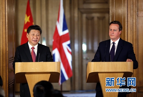 10月21日，國家主席習(xí)近平在倫敦唐寧街首相府同英國首相卡梅倫舉行會談。這是會談結(jié)束后，習(xí)近平和卡梅倫共同會見記者。 新華社記者 鞠鵬 攝 