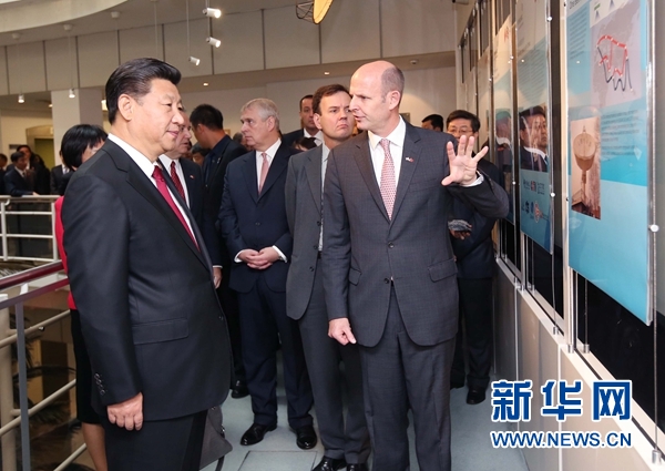 10月22日，國家主席習近平在倫敦參觀國際移動衛(wèi)星公司。新華社記者 姚大偉 攝 