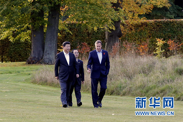 這是習近平與卡梅倫漫步草坪，邊走邊談。新華社記者 鞠鵬攝