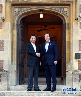 10月22日，國家主席習近平在契克斯首相鄉(xiāng)間別墅同英國首相卡梅倫再次會晤。 新華社記者 饒愛民 攝