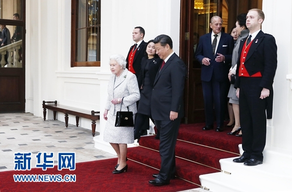 10月22日，國家主席習近平和夫人彭麗媛離開白金漢宮。離開前，英國女王伊麗莎白二世和丈夫菲利普親王專門前來同習近平夫婦親切話別。新華社記者 鞠鵬 攝