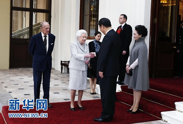 10月22日，國家主席習近平和夫人彭麗媛離開白金漢宮。離開前，英國女王伊麗莎白二世和丈夫菲利普親王專門前來同習近平夫婦親切話別。新華社記者 鞠鵬 攝
