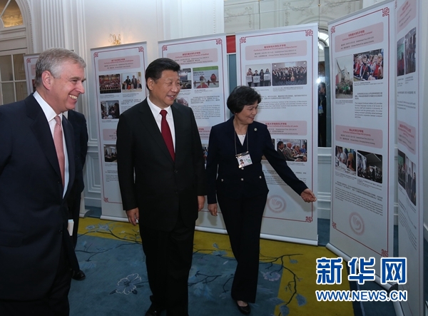 10月22日，國(guó)家主席習(xí)近平在倫敦出席全英孔子學(xué)院和孔子課堂年會(huì)開幕式。這是習(xí)近平參觀全英孔子學(xué)院和孔子課堂成果圖片展。 新華社記者 龐興雷 攝