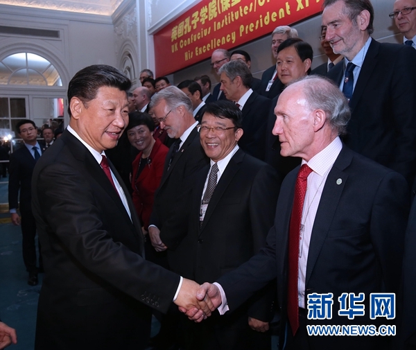 10月22日，國(guó)家主席習(xí)近平在倫敦出席全英孔子學(xué)院和孔子課堂年會(huì)開幕式。這是習(xí)近平同參加開幕式的嘉賓親切交談。 新華社記者 龐興雷 攝 