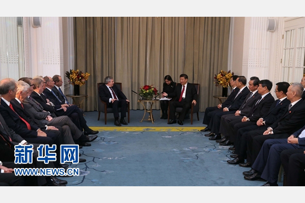 10月22日，國家主席習(xí)近平在倫敦集體會見英國前首相布朗等英國友人。新華社記者 龐興雷 攝 