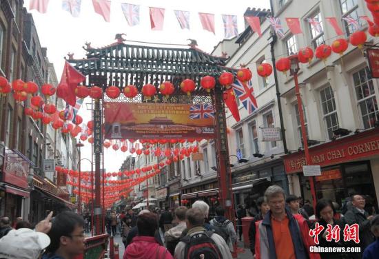習(xí)近平主席訪問英國，倫敦唐人街掛出大紅燈籠和中英兩國國旗。 <a target='_blank' ><p  align=