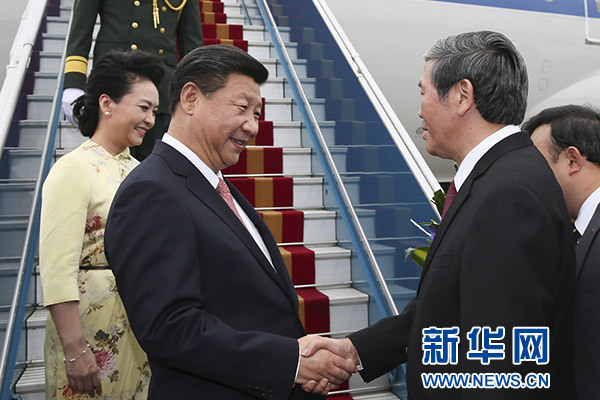 11月5日，中共中央總書記、國家主席習近平抵達越南首都河內(nèi)，開始對越南進行國事訪問。這是越南高級官員到機場迎接習近平和夫人彭麗媛。新華社記者蘭紅光攝 