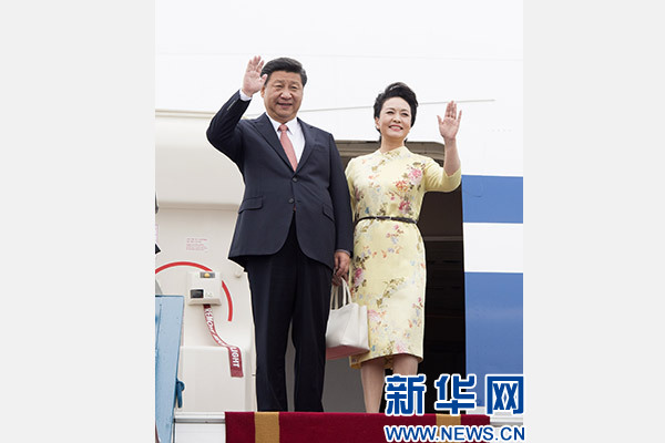 11月5日，中共中央總書記、國家主席習近平抵達越南首都河內(nèi)，開始對越南進行國事訪問。這是習近平和夫人彭麗媛步出艙門向歡迎人群揮手致意。新華社記者 李學仁 攝