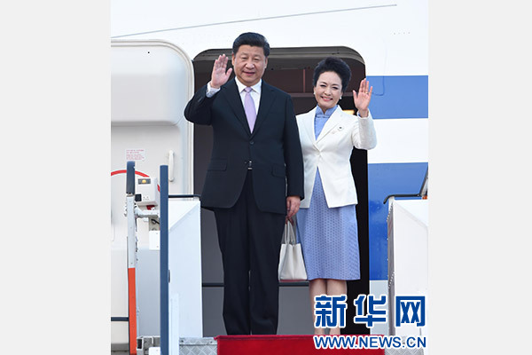 11月6日，國家主席習(xí)近平抵達新加坡，開始對新加坡進行國事訪問。這是習(xí)近平和夫人彭麗媛步出艙門。 新華社記者張鐸攝
